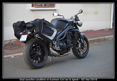 http://www.triumphall.com/wiki/images/thumb/8/82/Speed1050SacocheCavalieresBagsterSurEcarteurGivi.jpg/480px-Speed1050SacocheCavalieresBagsterSurEcarteurGivi.jpg